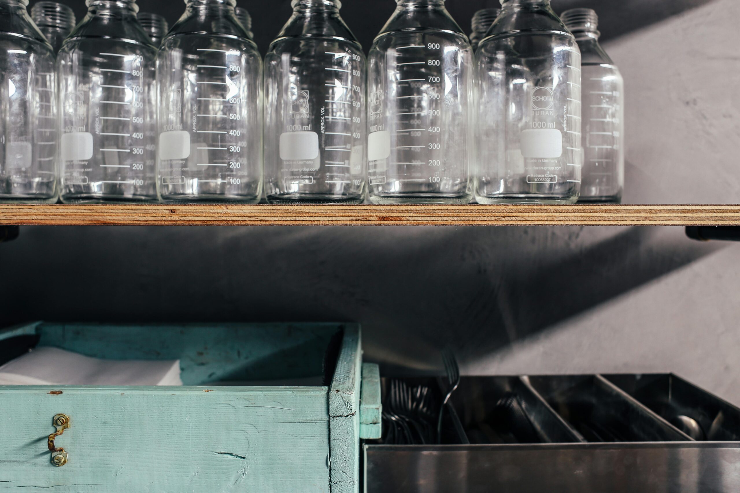 Kostenloses Stock Foto zu besteck, container, glasflaschen