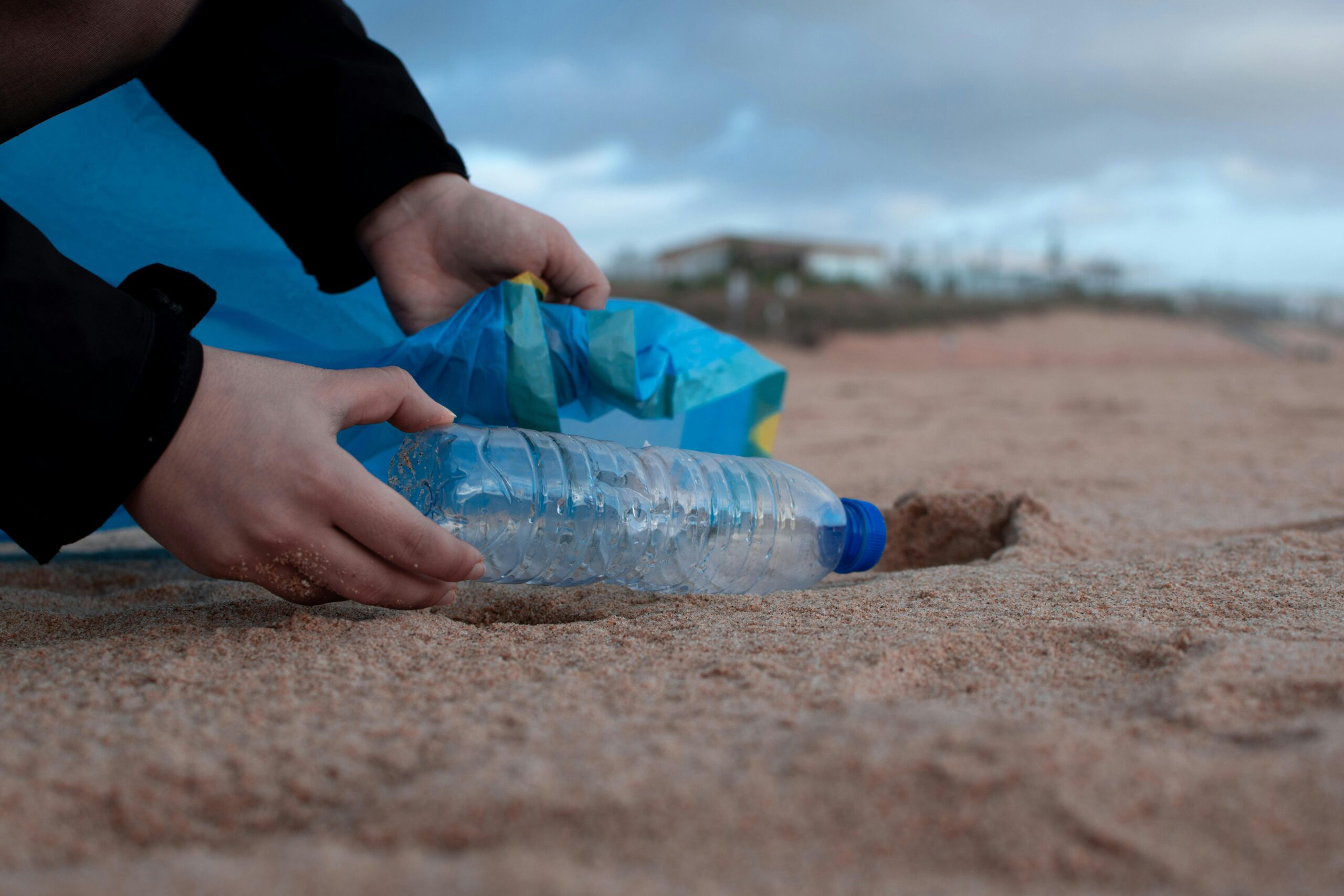 Person, Die Durchsichtige Plastikflasche Hält